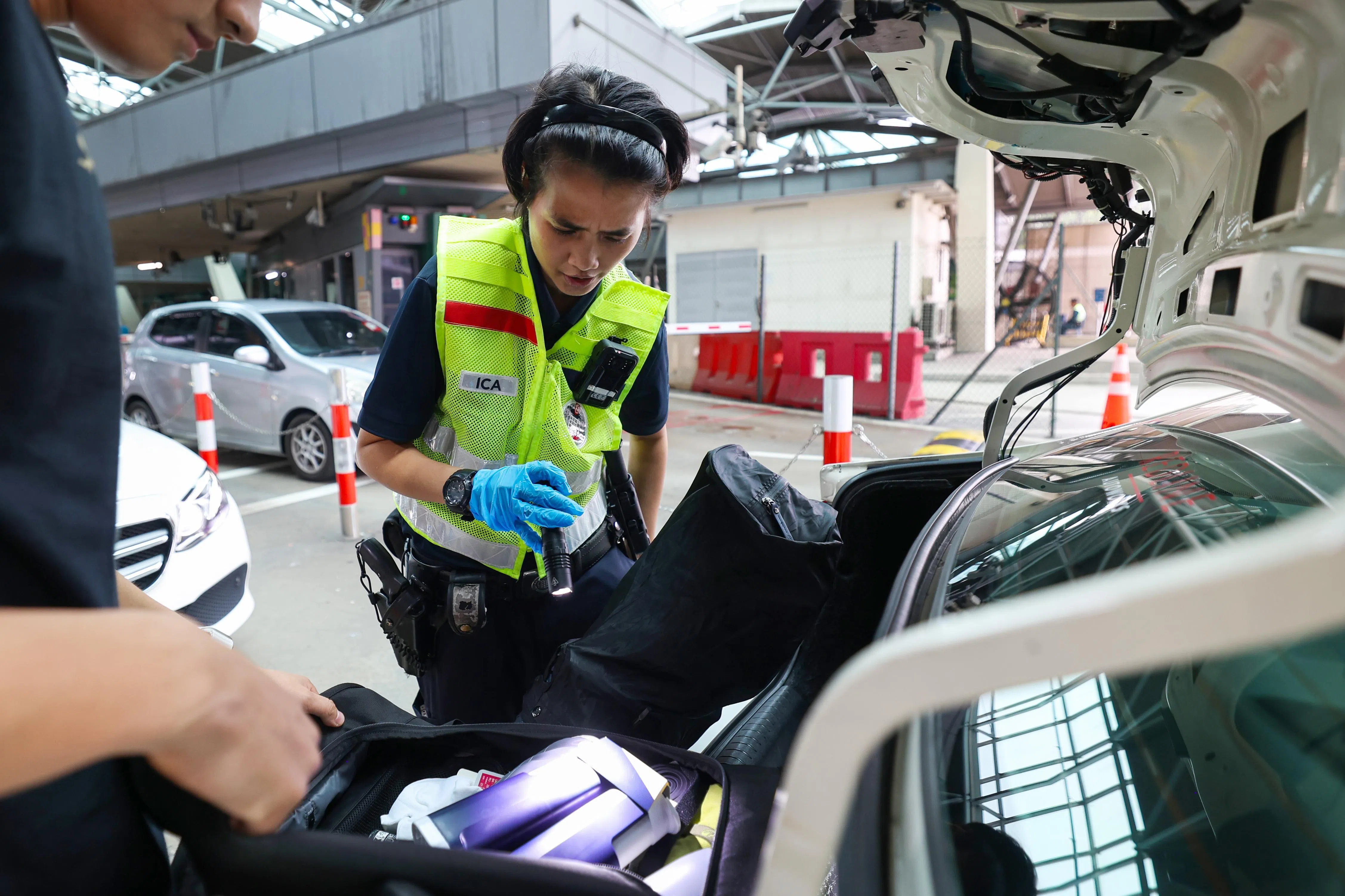搜查与检验组长黛雅谷关卡稽查官提醒入境旅客，若不知道所携带的物品是否属于违禁品，可先上当局网站了解详情。（林明顺摄）