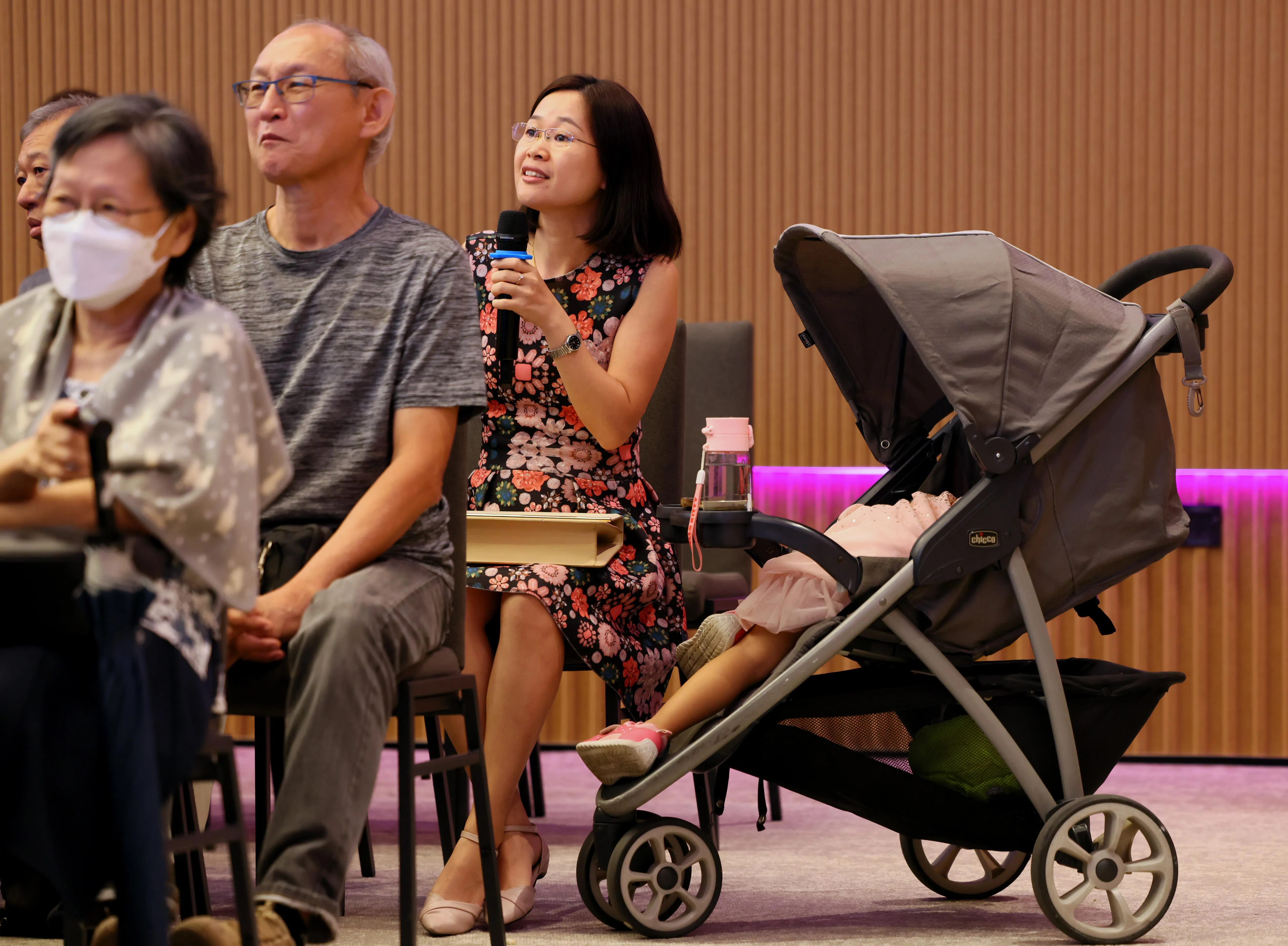 林小明带着孩子前来听讲座，咨询了有关遗产和信托的处理。（龙国雄摄）