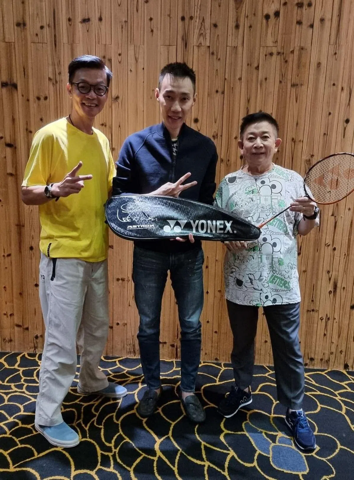 李国煌（左起）安排李宗伟与程旭辉吃饭，李宗伟还赠球拍给辉哥。（受访者提供）