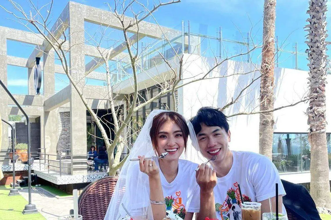 洪凌（左）和张奕恺在红星大奖前，赴济州岛拍婚纱照。（互联网）