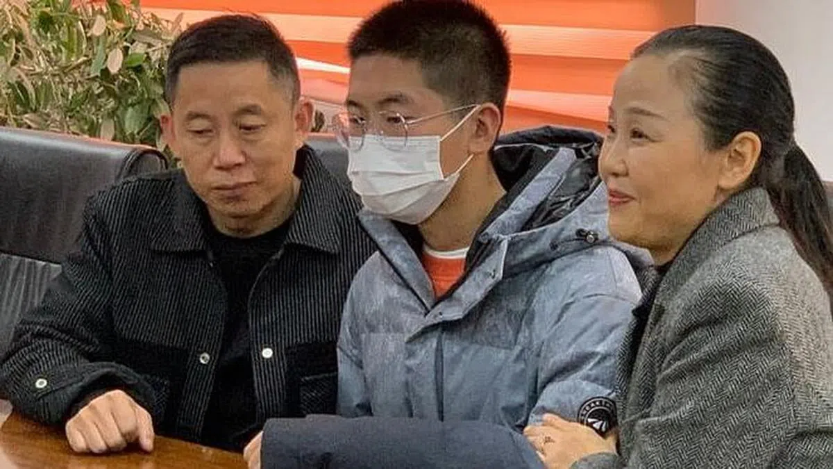 孙卓（中）与亲生父母孙海洋（左）以及彭四英（右），一同接受媒体访问。（互联网）