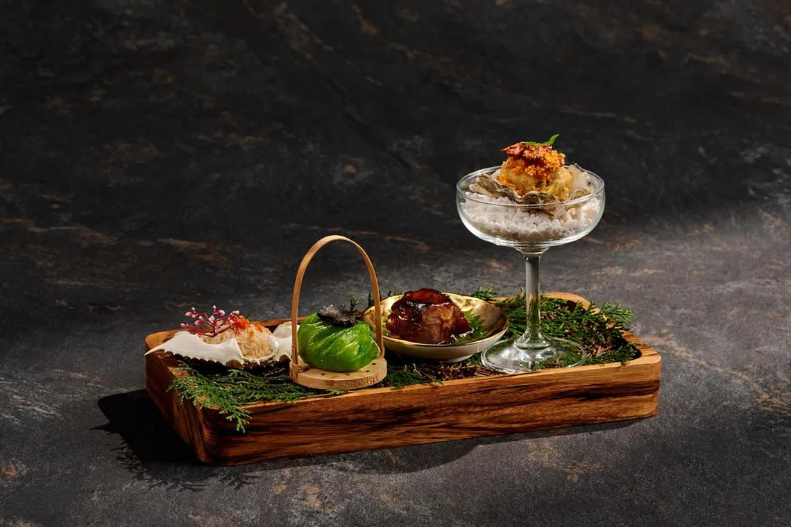 拼盘“精美厨师拼2.0”，有蟹肉蟹黄冻（左起）、黑松露菠菜虾饺、西班牙叉烧皇鱼子酱和避风塘加拿大生蚝。（餐馆提供）