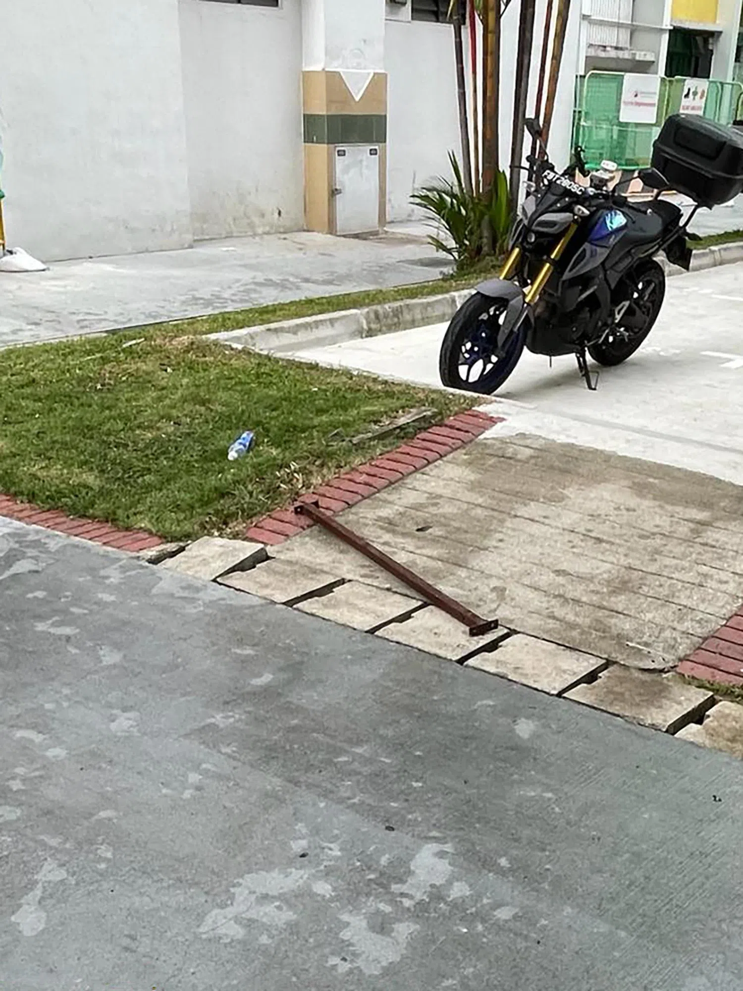 金属支架从天而降，胡永财只感到一股鲜血从脑门涌出，随后就瘫坐在地。（受访者提供）
