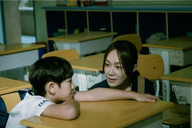 尹馨与在剧中饰演她儿子的小演员叶咏恒，有不少对手戏。（互联网）