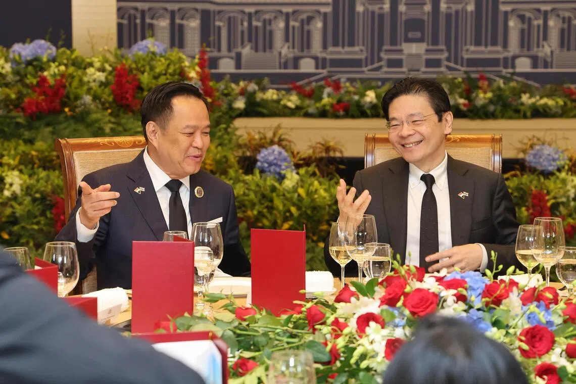 黄循财总理（右）星期五在良木园酒店设午宴，招待泰国首相阿努廷。（唐家鸿摄）