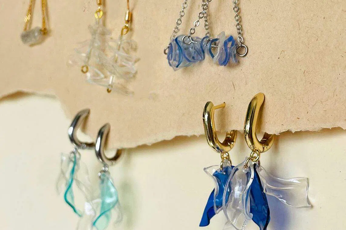 塑料在加温后会蜷缩起来，形态犹如花瓣。（受访者提供）