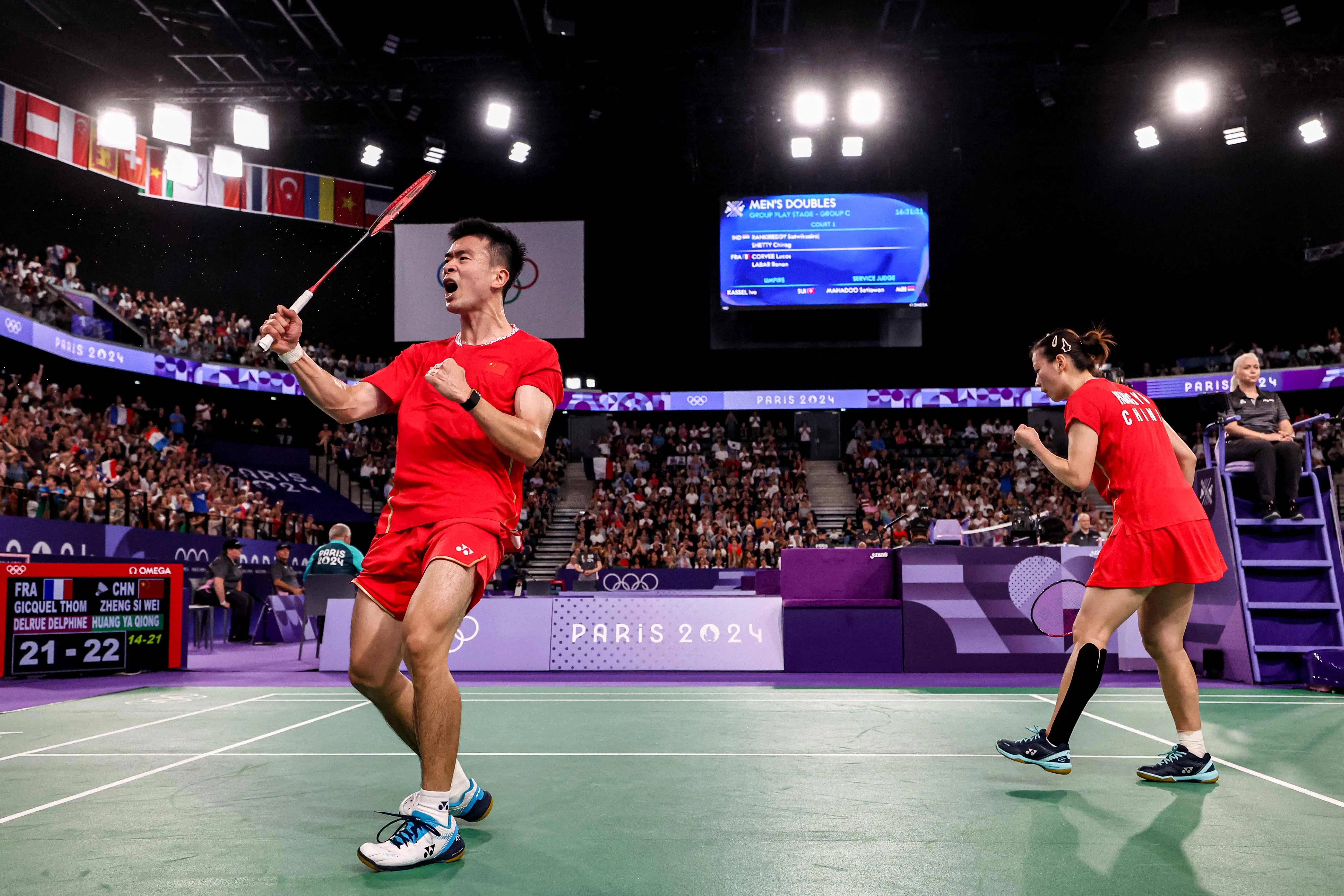 上届奥运会亚军郑思维／黄雅琼（图）在令人关注的中国内战中以21比16、21比15击退同袍冯彦哲／黄东萍，晋级混双四强。（法新社）