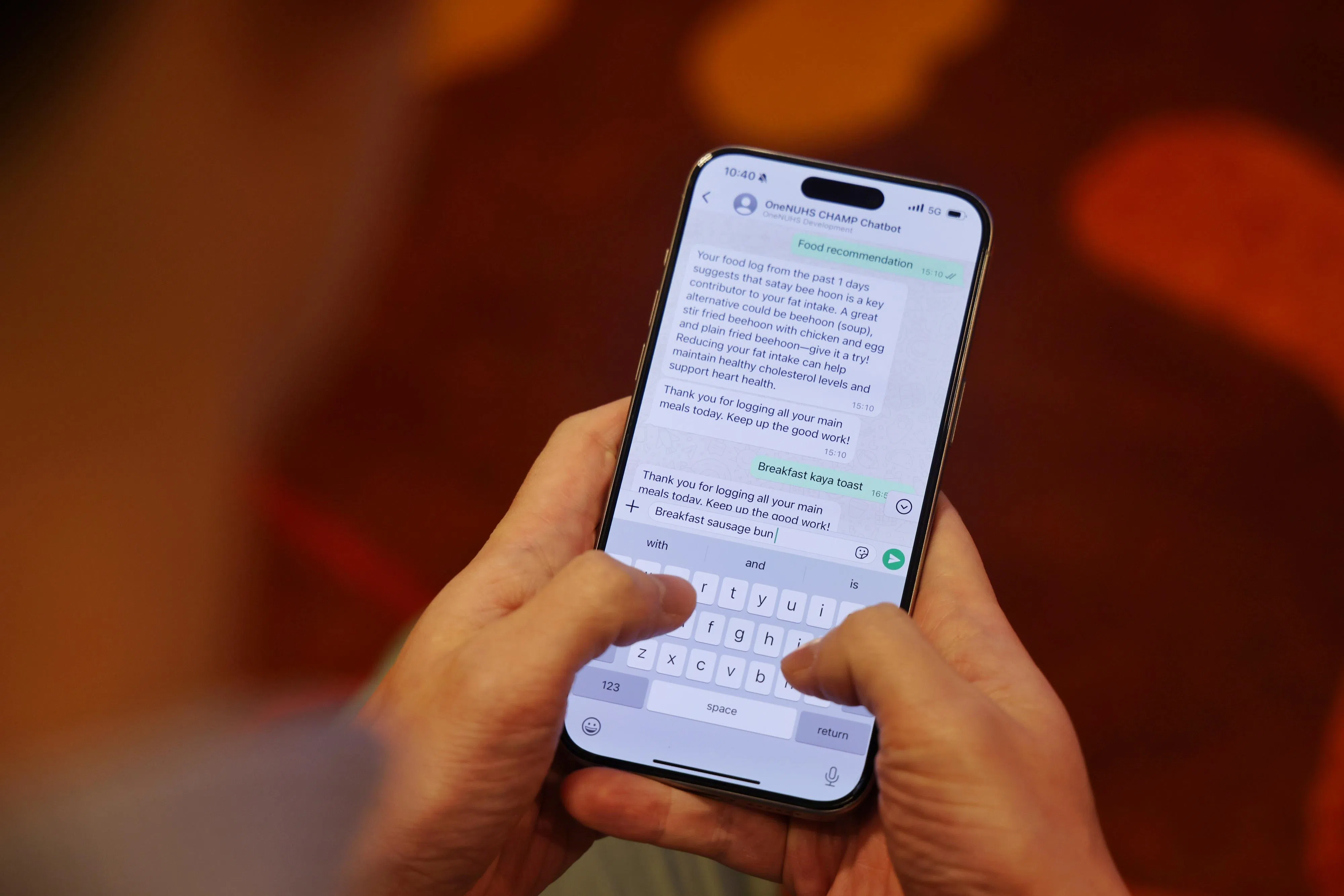 饮食管理方面，CHAMP根据患者加入健康SG计划时，设定的营养摄取目标，并自动为患者推荐适合的食物选择与搭配。（海峡时报）