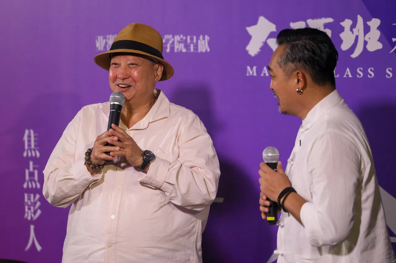 新加坡武术指导冯推守（右）是洪金宝（左）的影迷。（卓祾祎摄）