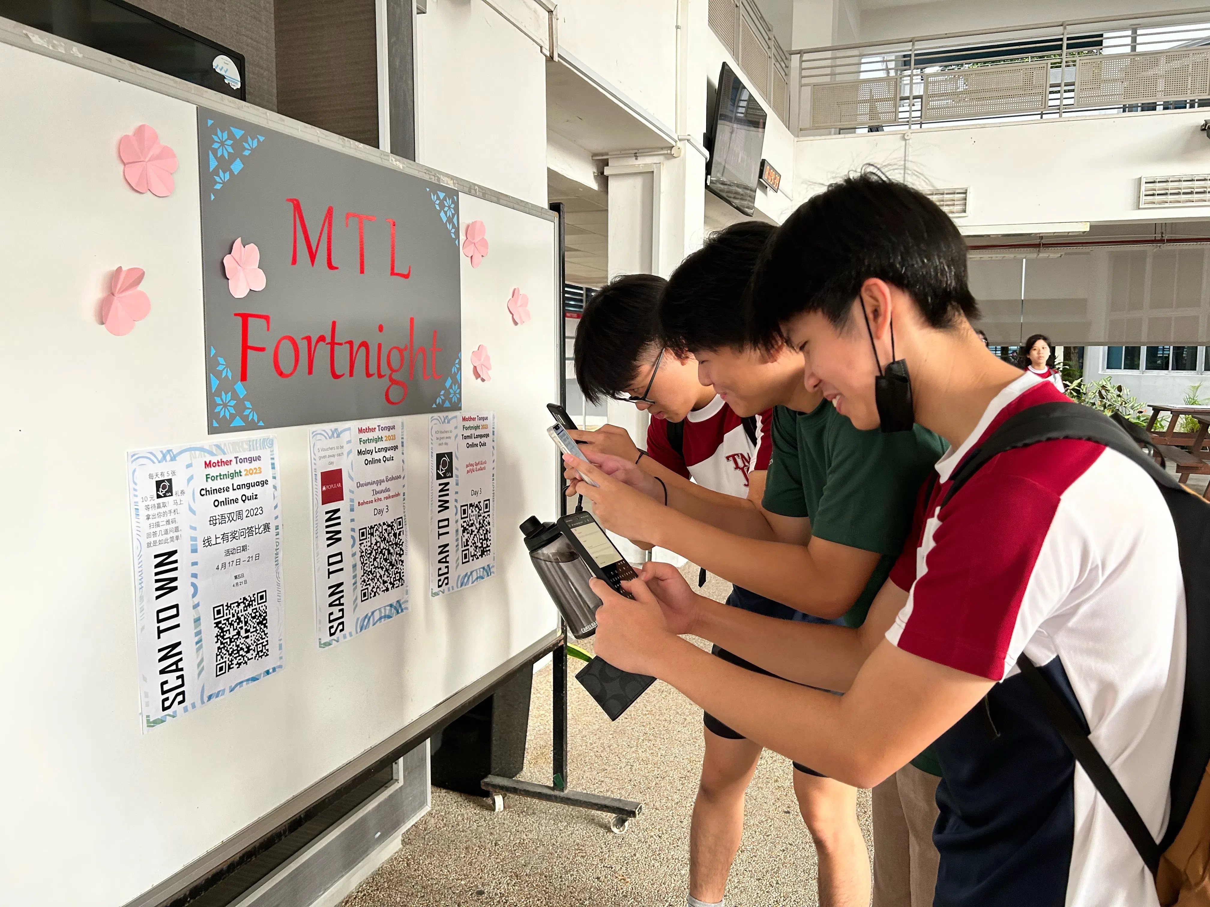 线上问答比赛，学生扫描二维码进行作答。（淡滨尼美廉初级学院提供）