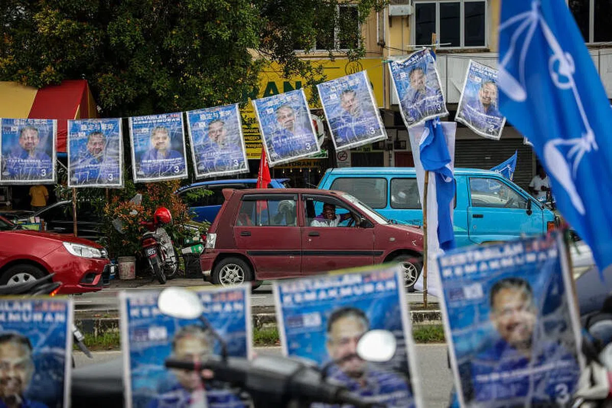 霹雳最“热闹”的国会选区是上演七角战的和丰。寻求连任的希盟候选人柯沙文，对垒国阵、国盟和祖国行动阵线候选人，以及三名无党籍人士。11月14日，在国阵旗帜下竞选的国大党主席维尼斯瓦兰，竞选团队在街边挂起一长串海报，十分显眼。（叶振忠摄）