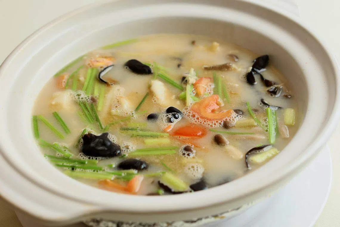 砂锅浓汤米酒煮斑球鲜甜香浓。（龙国雄摄）