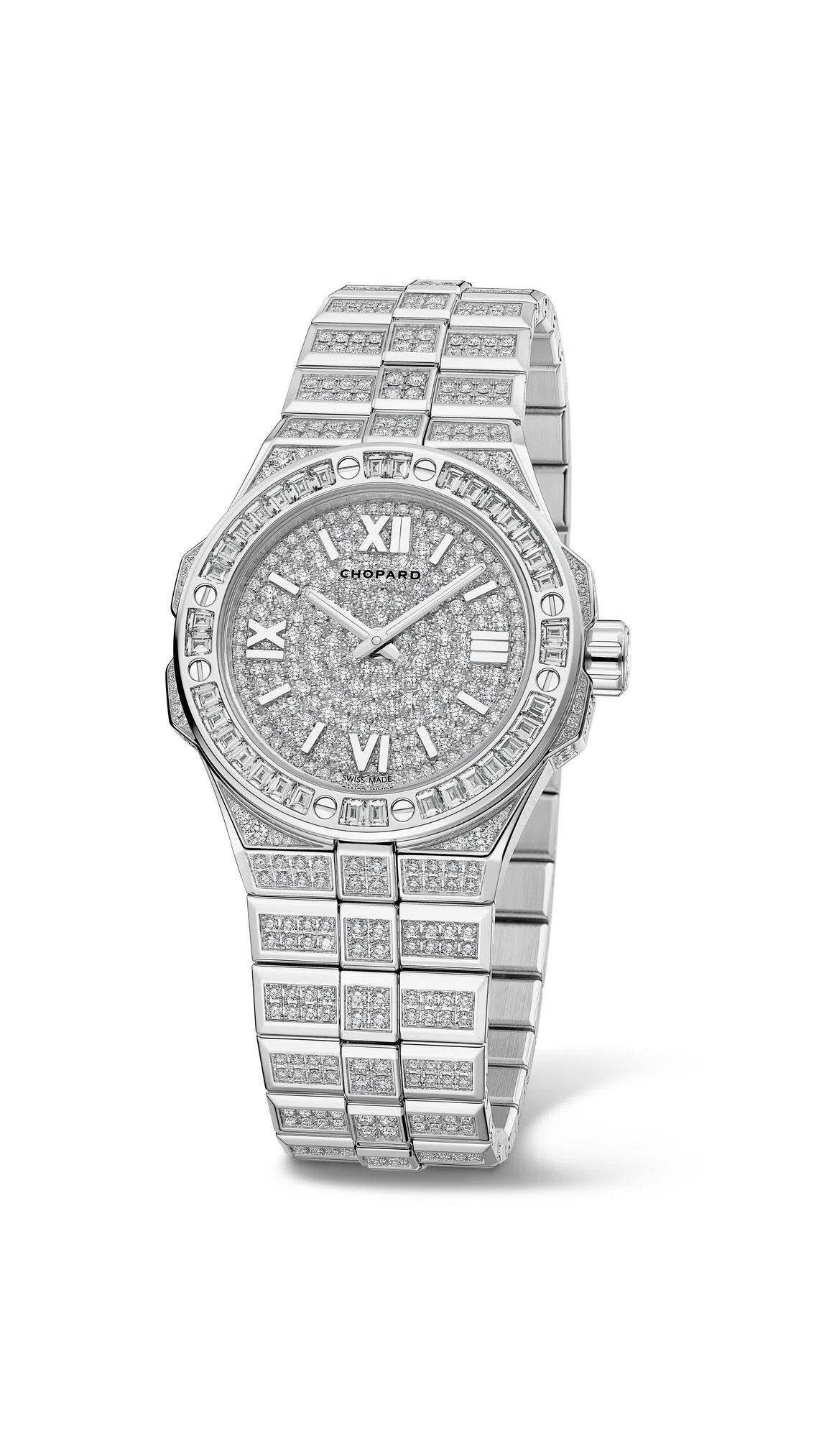 被钻石覆盖的Alpine Eagle雪山傲翼系列33毫米Frozen腕表光芒熠熠，犹如冰川上寒光凛凛的冰霜。（萧邦提供）