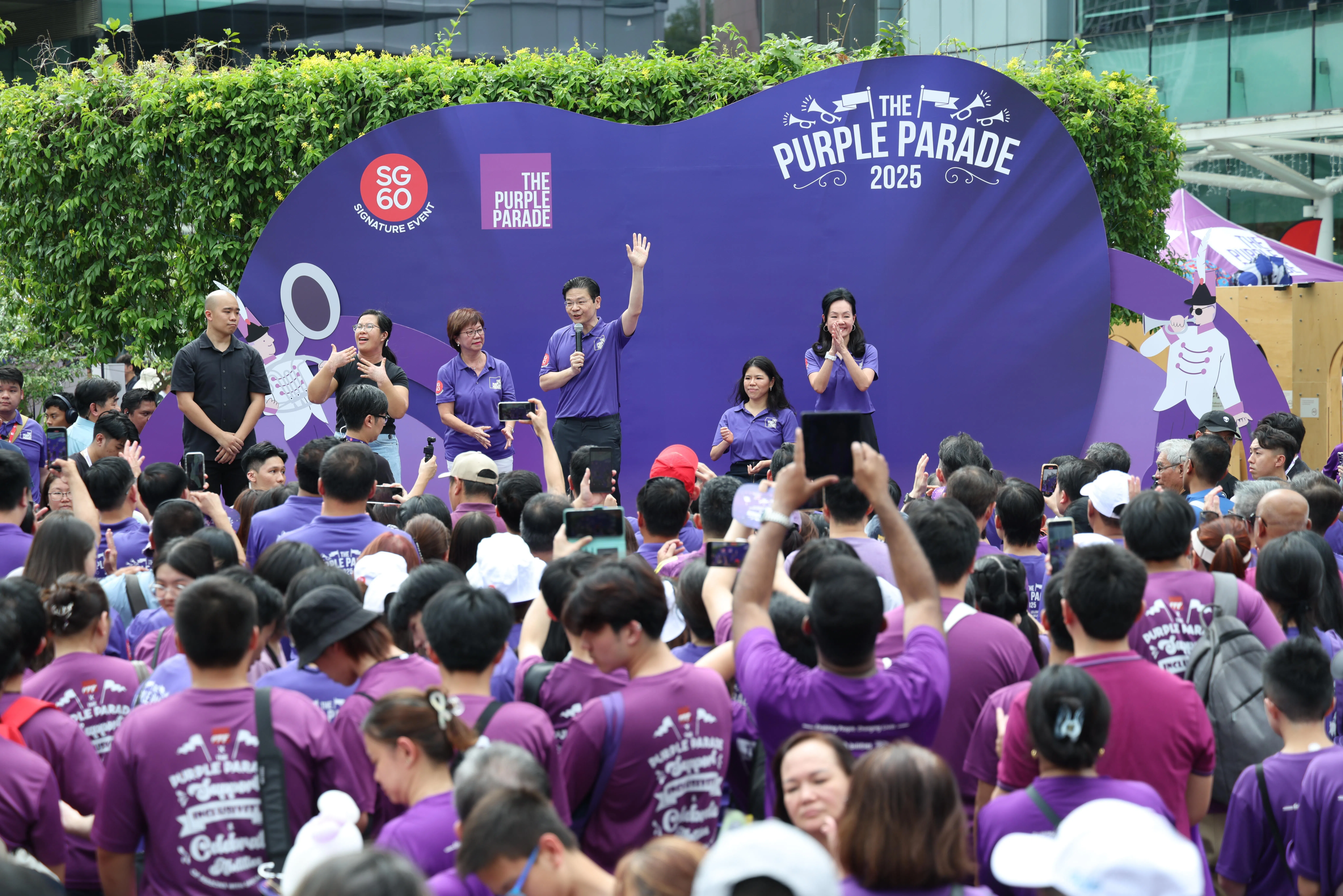 黄循财总理（台上，右三）出席“紫色行动”嘉年华时肯定特需人士坚韧不拔的精神，并承诺会继续给予特需群体支持。紫色行动顾问、中区市长潘丽萍（左三起）、紫色行动筹委会主席叶品秀，以及紫色行动顾问、丹戎巴葛集选区议员王心妍也感谢各方对活动的支持。（郑一鸣摄）