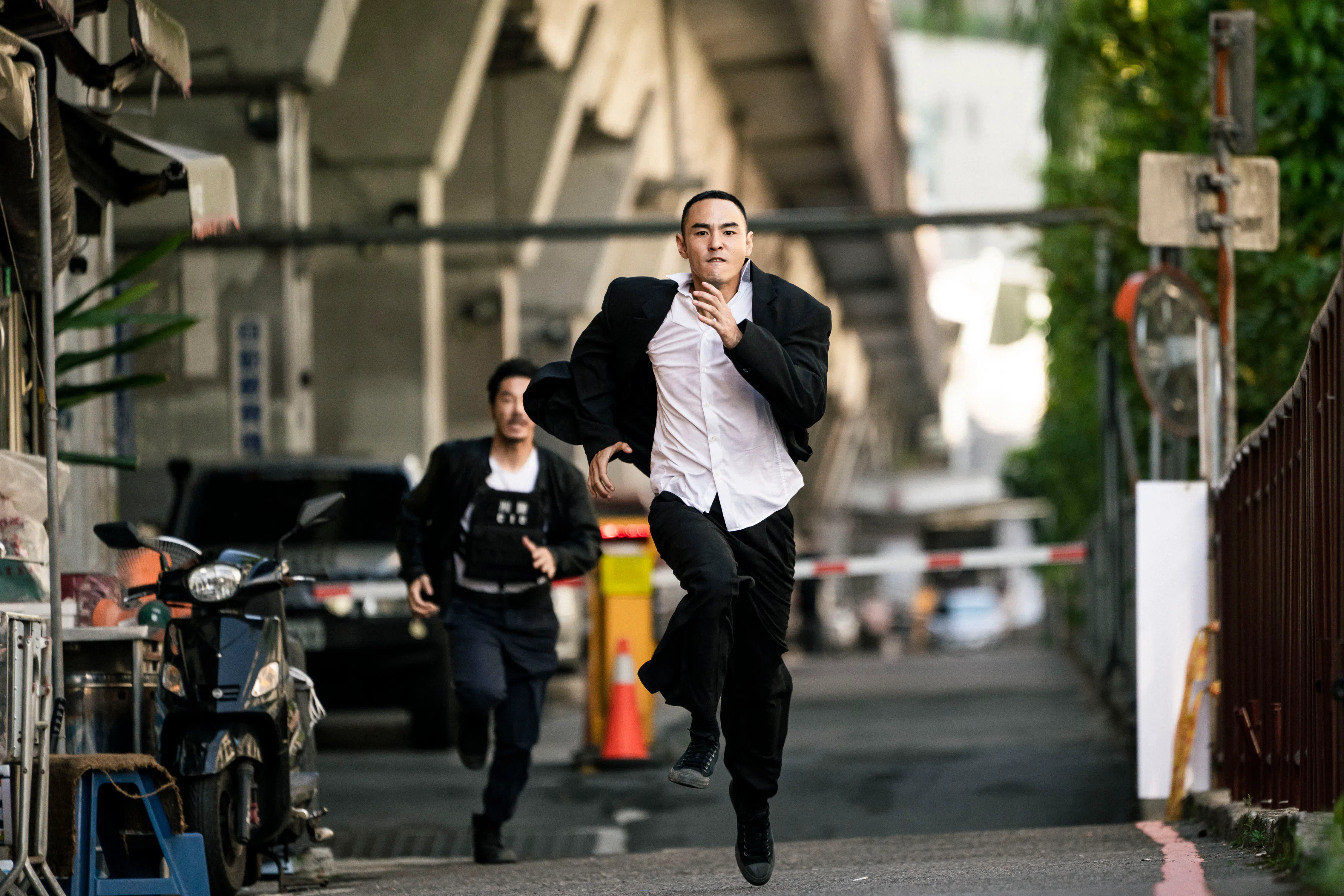 对阮经天（前者）来说，动作追逐场面反而不是让他最消耗体力的。（邵氏机构提供）