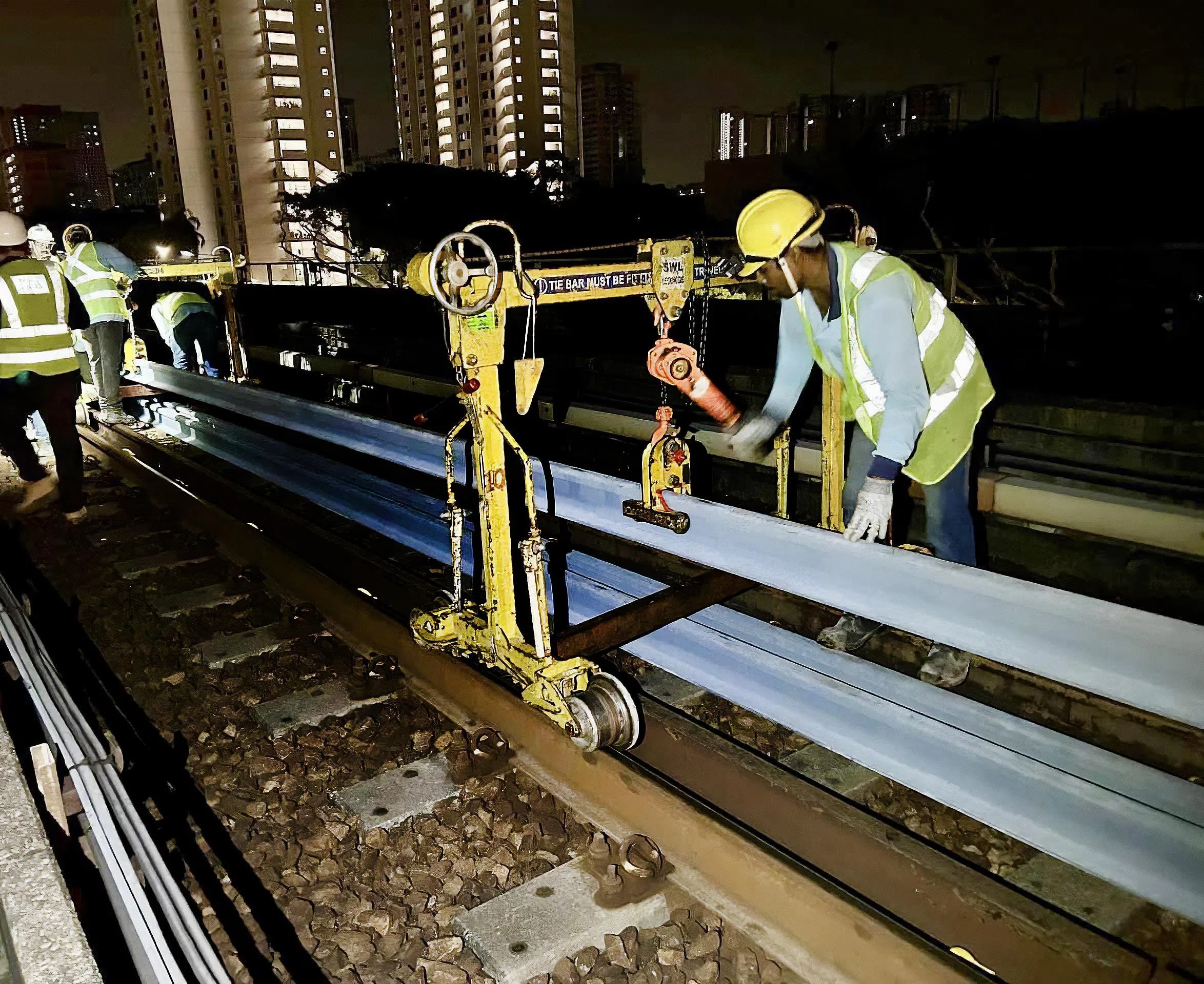 东西线2024年局部中断时，工程人员彻夜赶工，修复供电的第三轨，以及三个转轨器和相关设备。（取自陆交局脸书）