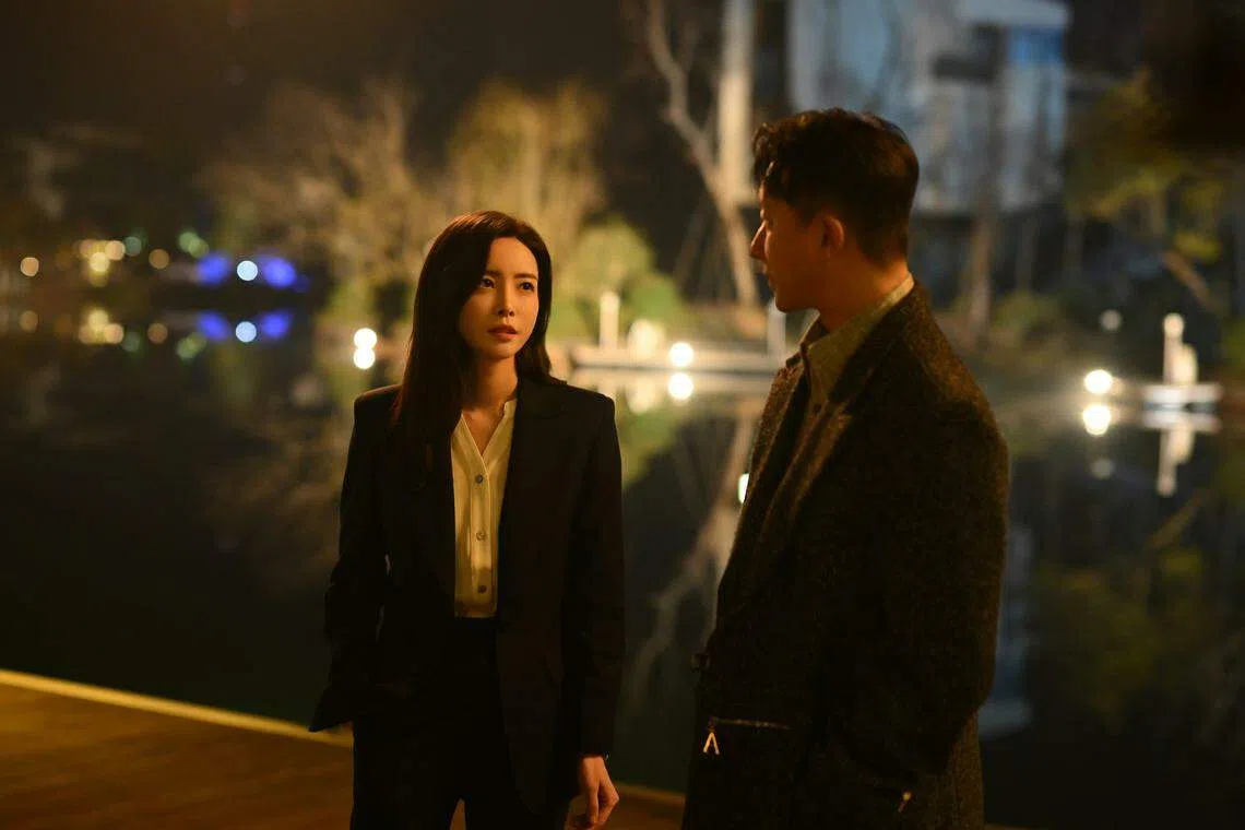 于文文（左）出演电影《前任4：英年早婚》。（嘉华院线提供）