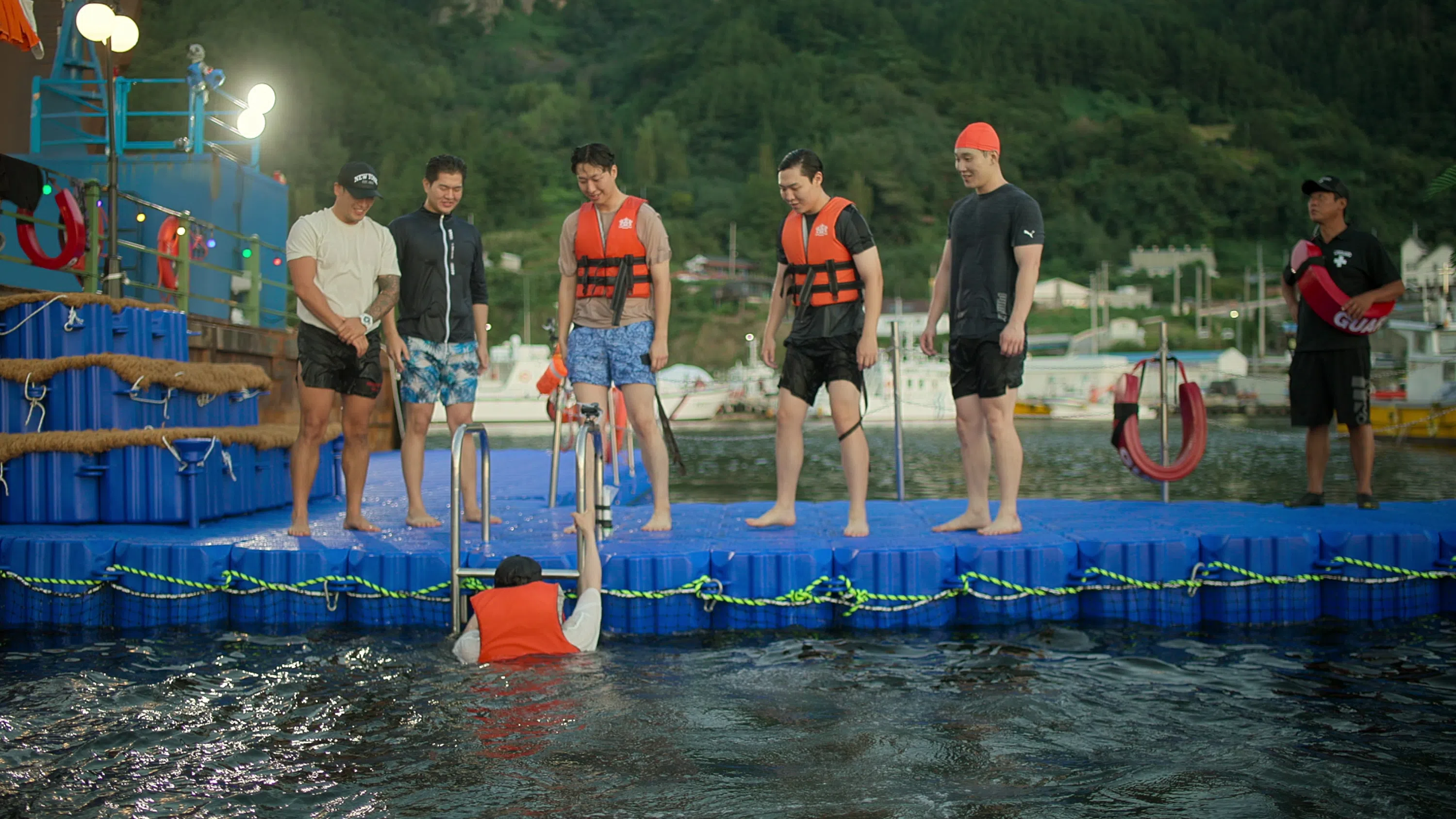 经过筛选的民宿房客各有特长，在节目中制造不少记忆点。（Netflix提供）