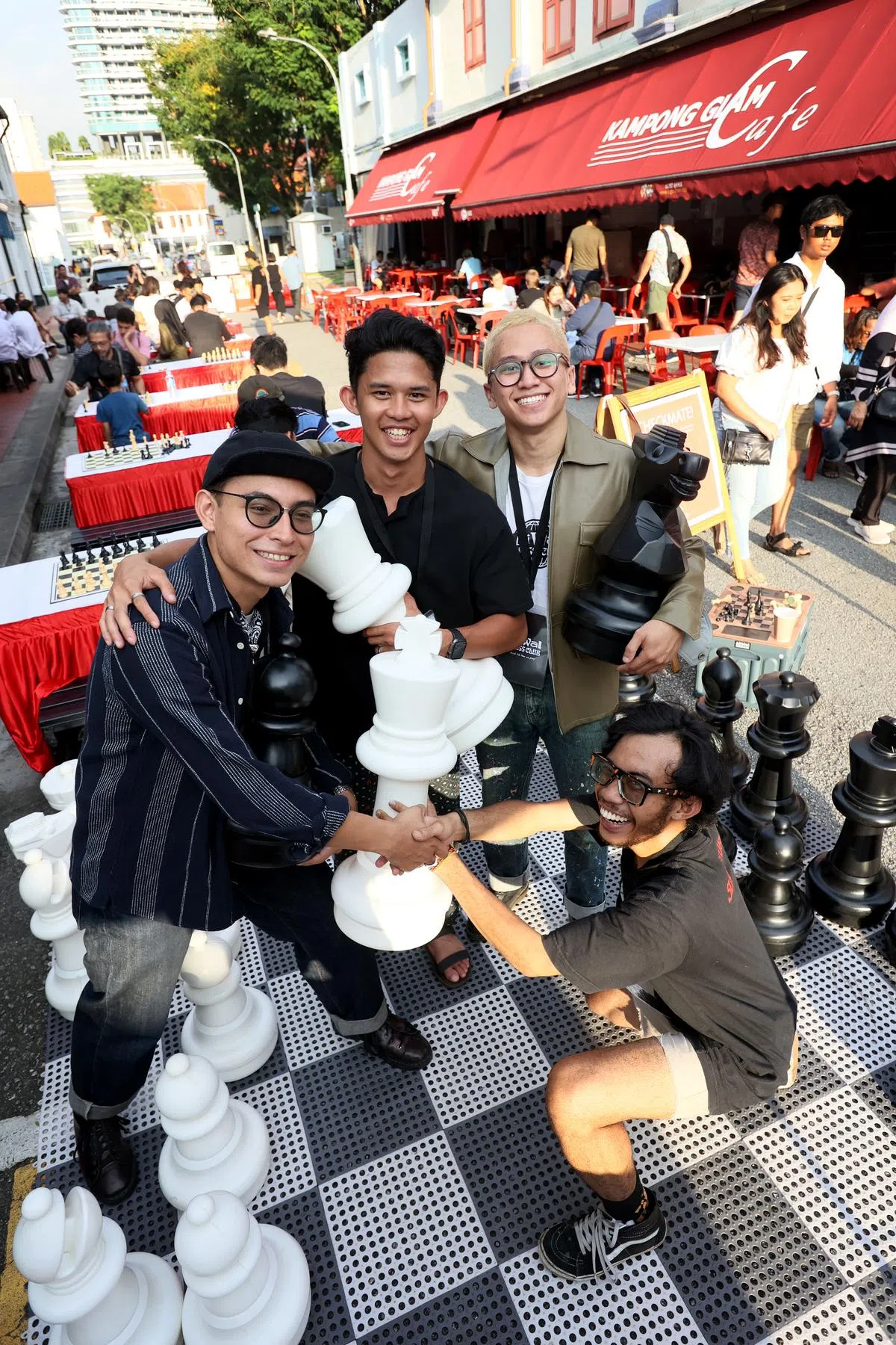 赫尔凡说，下国际象棋不必局限于两人对弈的竞赛，可以是好玩、轻松的游戏，让志同道合的朋友聚集参与。（龙国雄／摄）