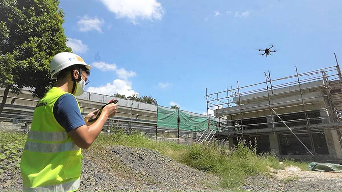 新电信5G网络也为我们的工作方式开启广大的可能性。例如，使用无人机监测蓄水池中的水质和活动状况，降低运营成本。（图/新电信提供）