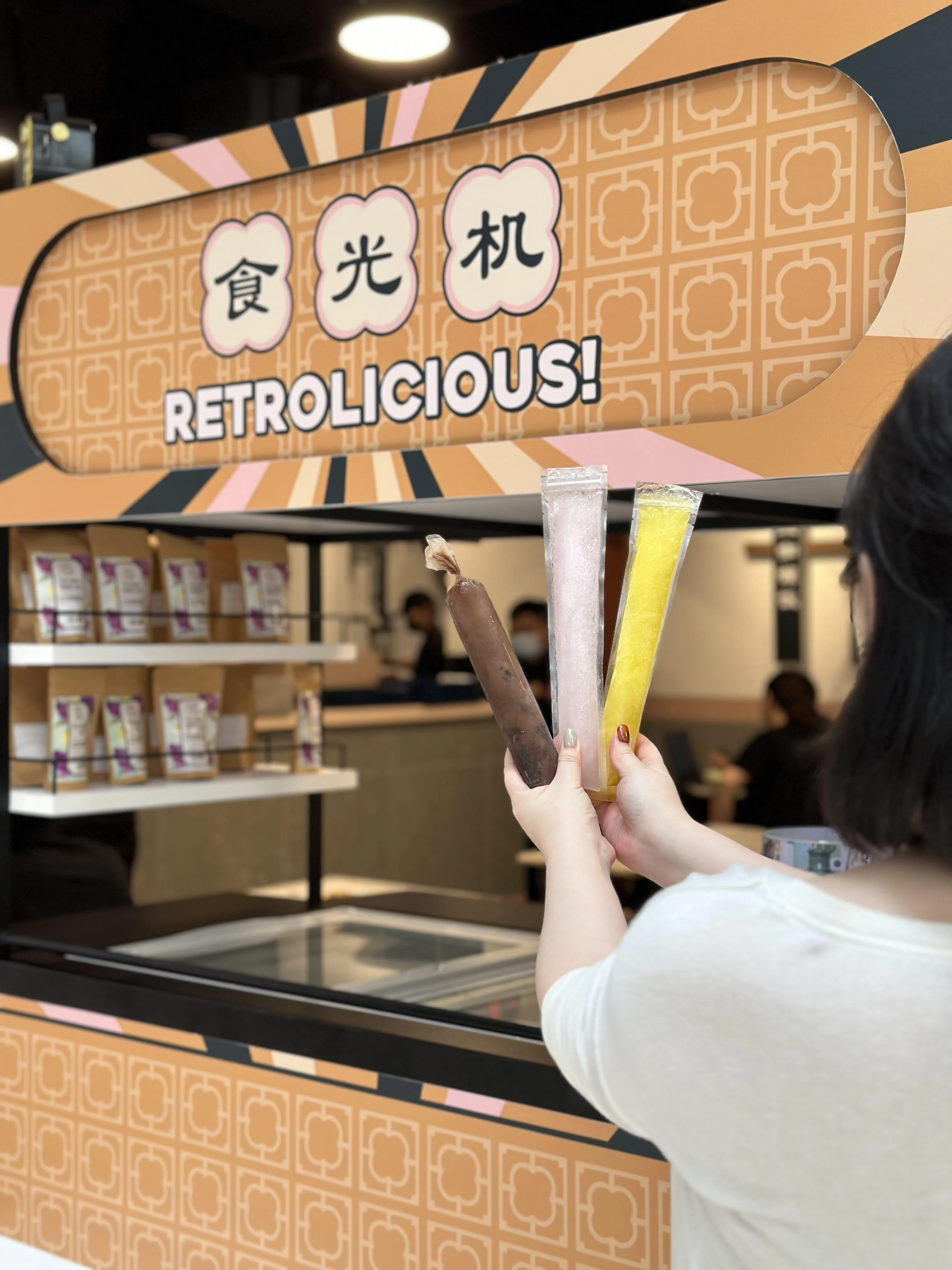 餐馆有售怀旧冰棒，包括：美禄、青柠、荔枝柠檬水和黄瓜柠檬水等口味。（叶晓虹摄）