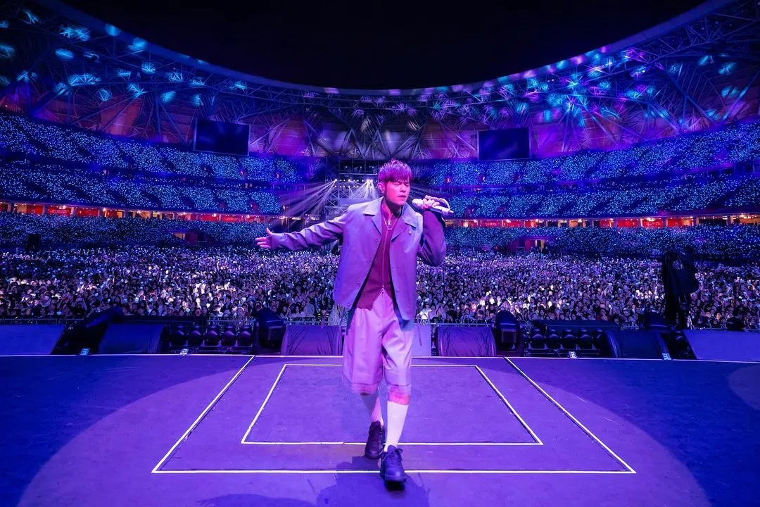 周杰伦的粉丝群年龄不一，有18岁以下的，也有40岁以上的。（取自艺人IG）