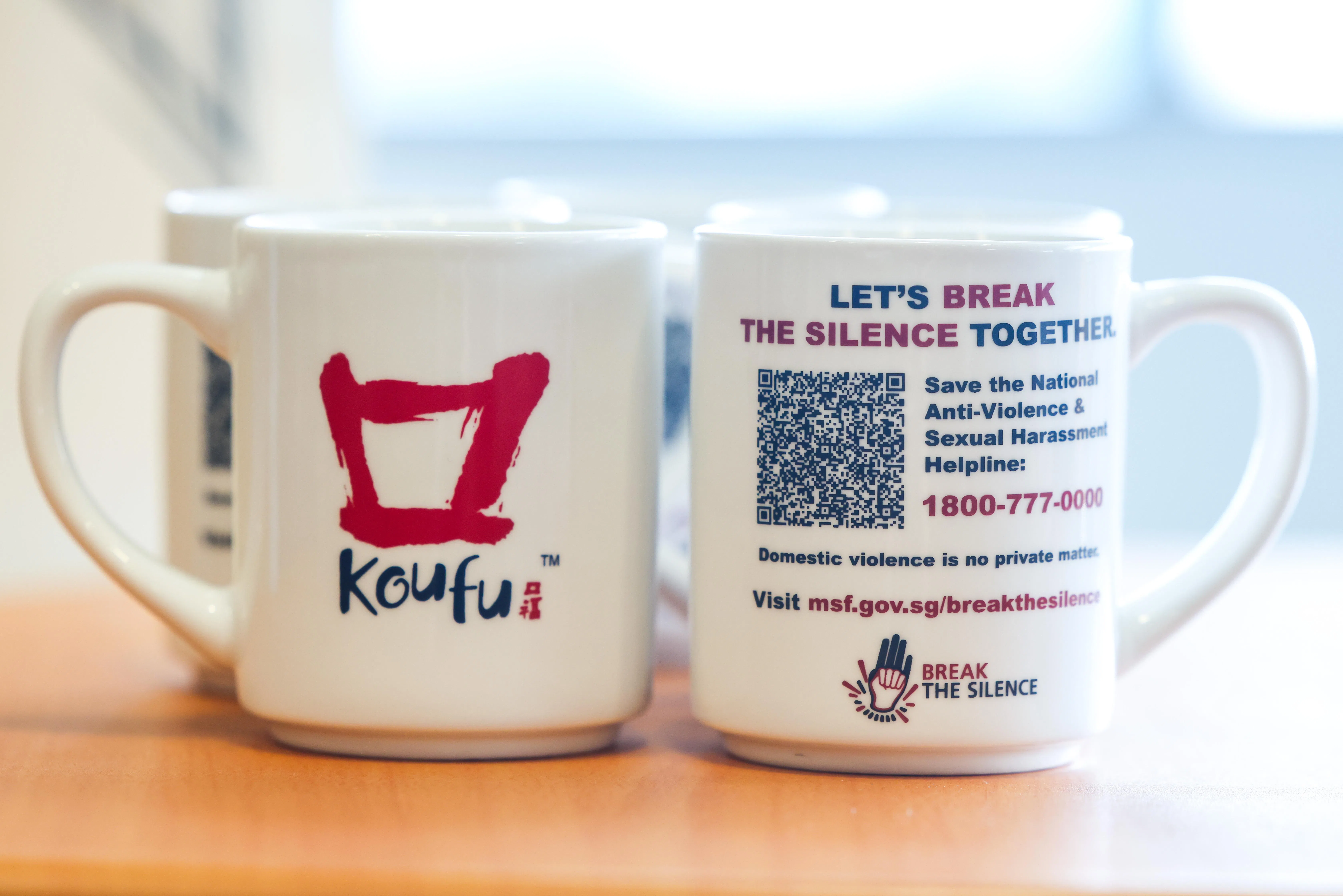 为了响应活动，全岛67家口福食阁咖啡店的茶杯也附上热线信息。（陈斌勤摄）