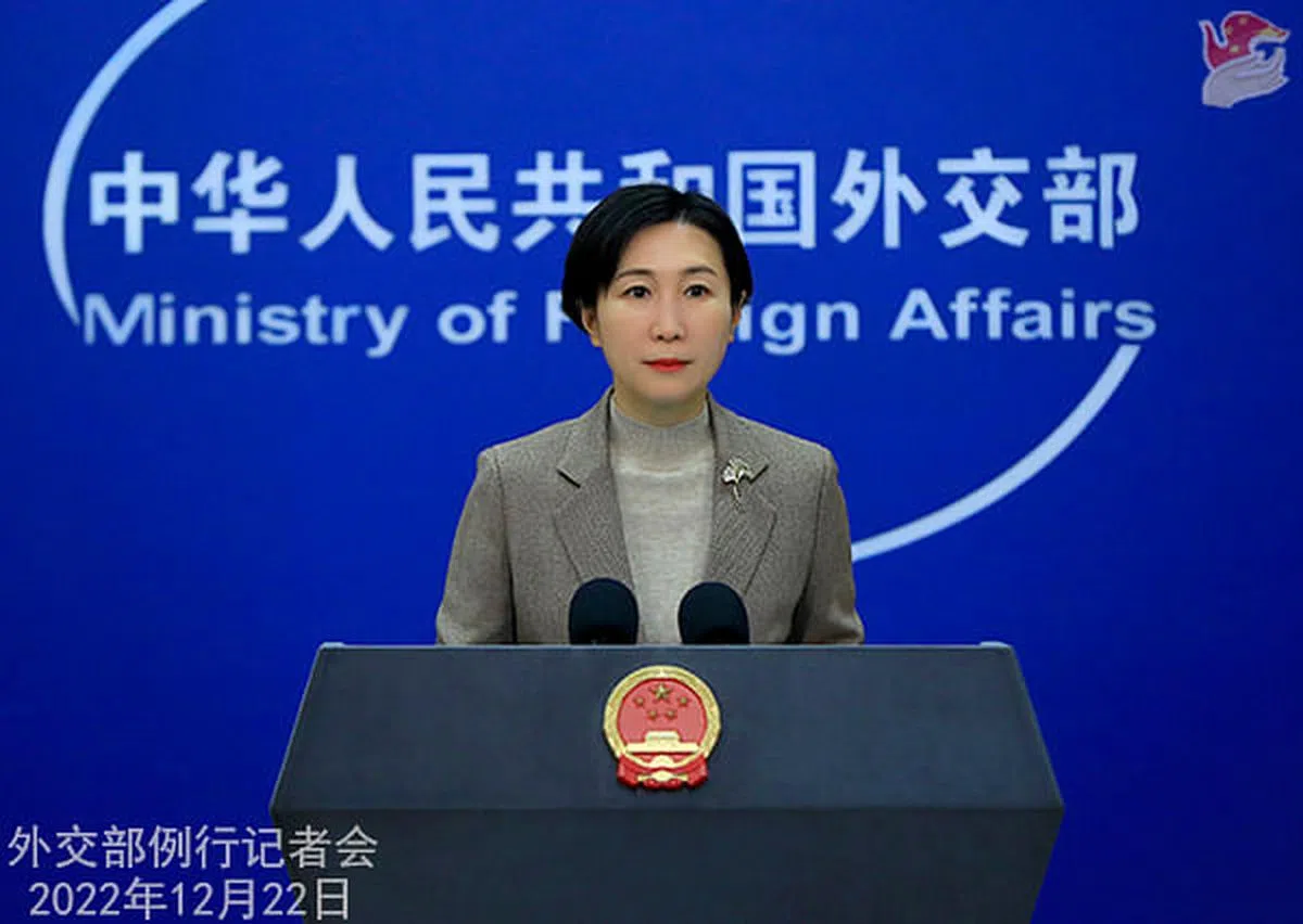 中国外交部发言人毛宁星期四（12月22日）回应有关“是否会调整入境隔离政策”时明确，中国将根据疫情形势的发展，“不断优化便利跨境人员往来的各项安排。”（中国外交部官网）