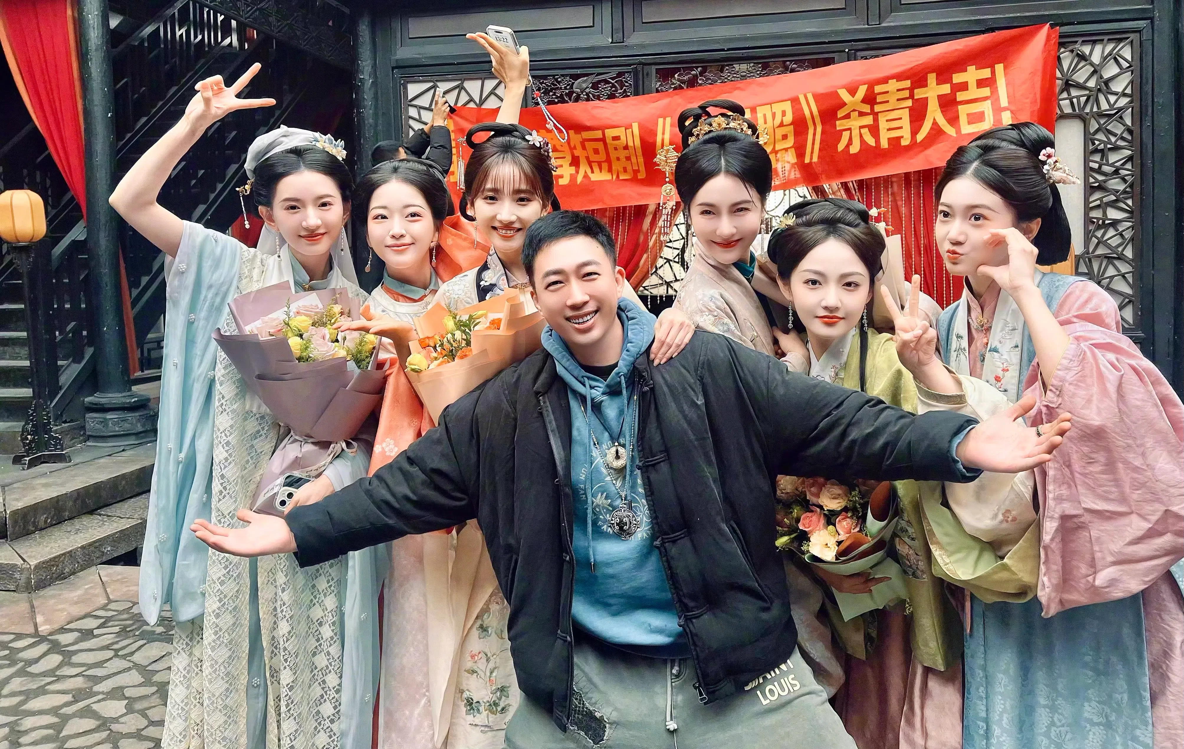 于正（中）说，《吉天照》是一部不惜成本拍摄的“至尊短剧”，启用了长短剧的演员。该剧已于2024年12月17日杀青。（取自于正微博）