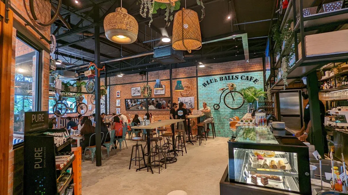 这家新开张的Blue Balls Bike Cafe除了售卖西式餐点，店内还有脚踏车相关周边供选择。（摄影 / 刘永健）