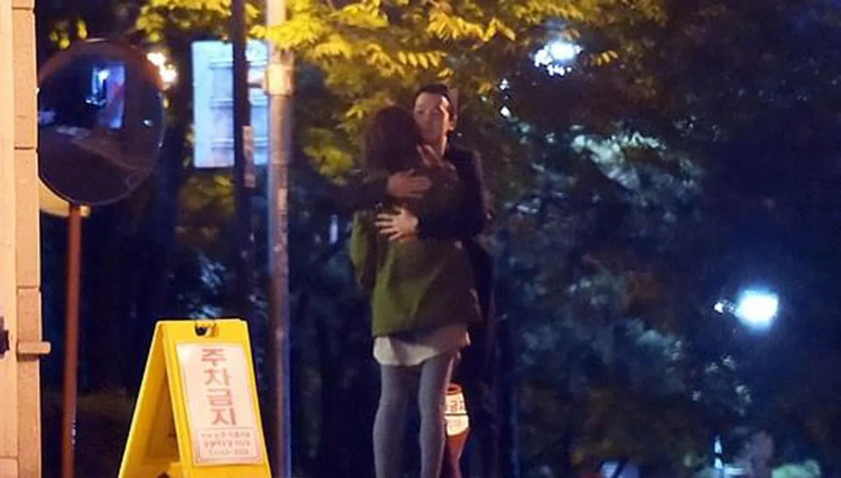 2014年被拍到两人临别依依的画面，自此正式公开恋情。（取自网络）