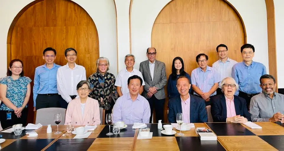 曾作为新方首席代表参与新美自贸协定谈判我国巡回大使许通美（前排右二）与卫生部长王乙康（前排左二）一同组局，邀请当年参与谈判的代表团成员共进午餐，包括我国巡回大使、前驻美国大使陈庆珠（前排左一）、前外交部长杨荣文（前排中），和我国首任气候行动大使、前金管局局长孟文能（前排右一）。（取自许通美脸书）