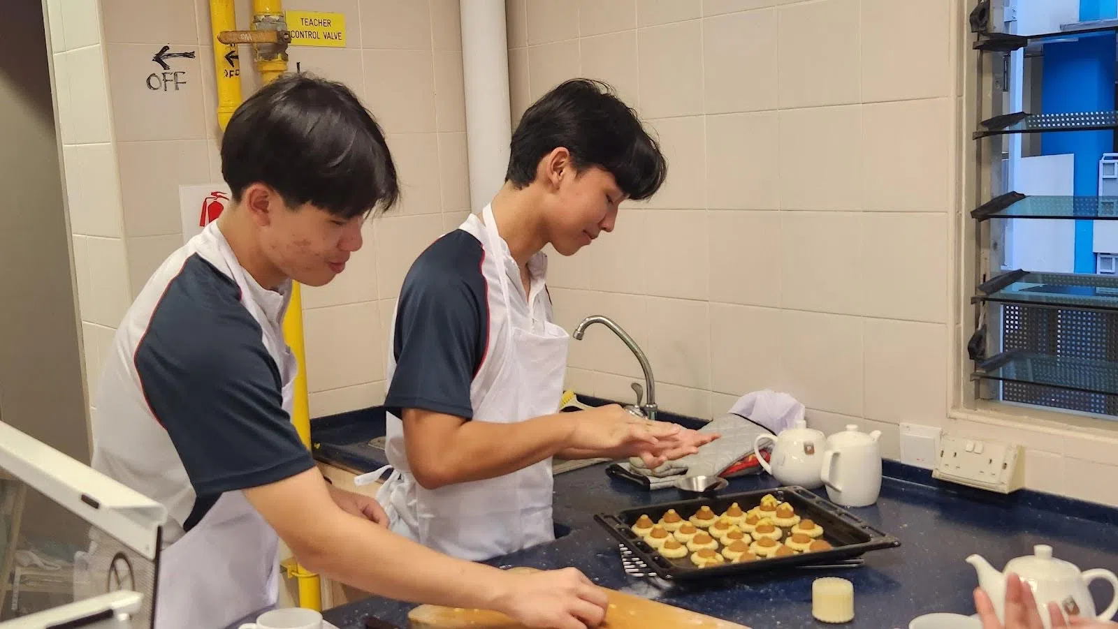 学生们学习制作黄梨挞。（立化中学提供）