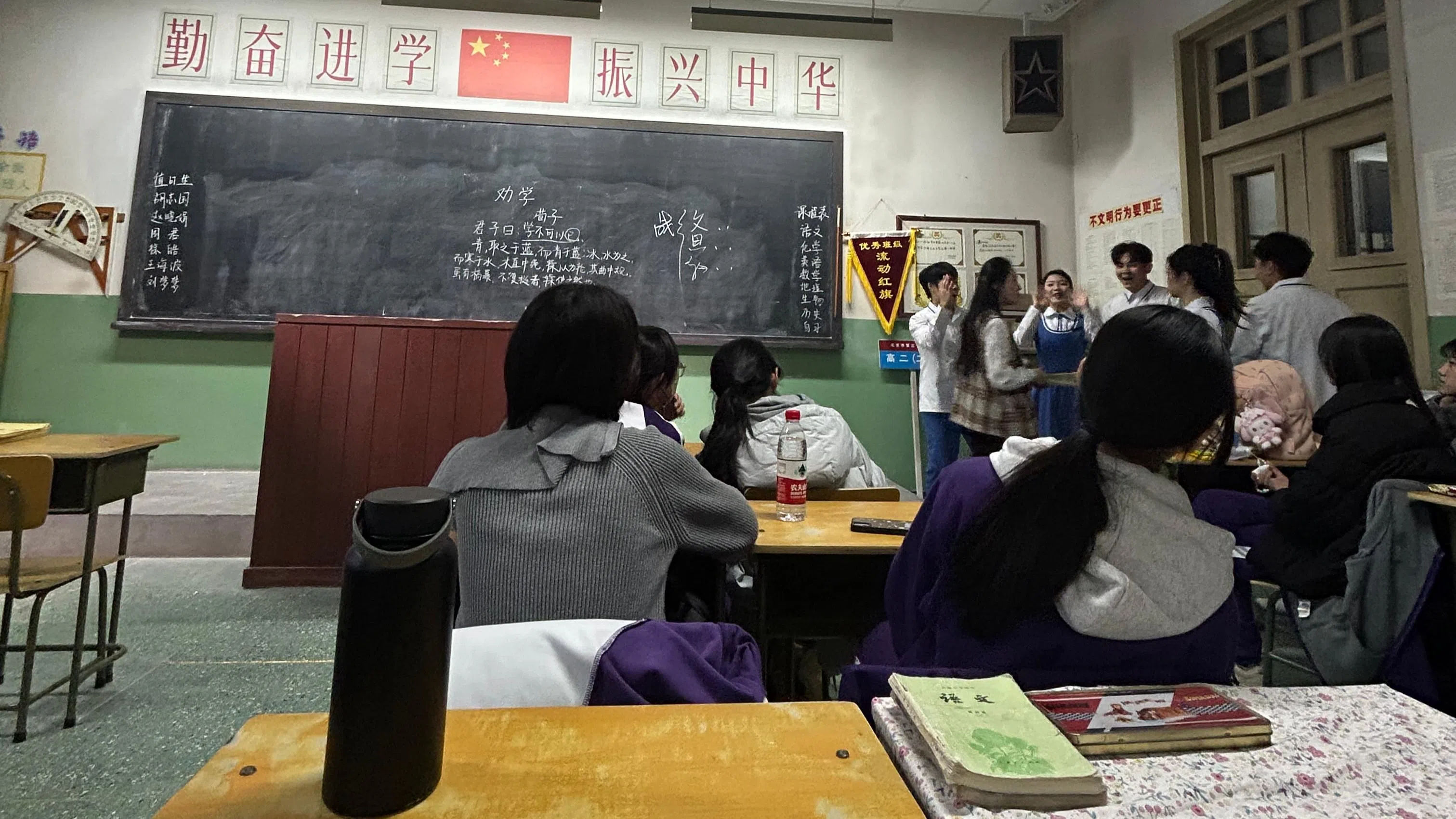 语特生在“只有红楼梦·戏剧幻城”观看了《第三十五中学》一剧。内容讲述北京第三十五中学的学生因读《红楼梦》而发生的故事。（教育部提供）