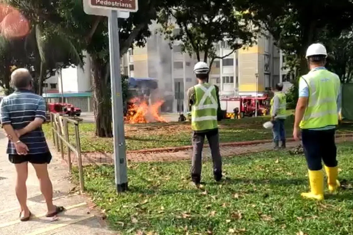 火患引起附近公众驻足围观。（受访者提供）