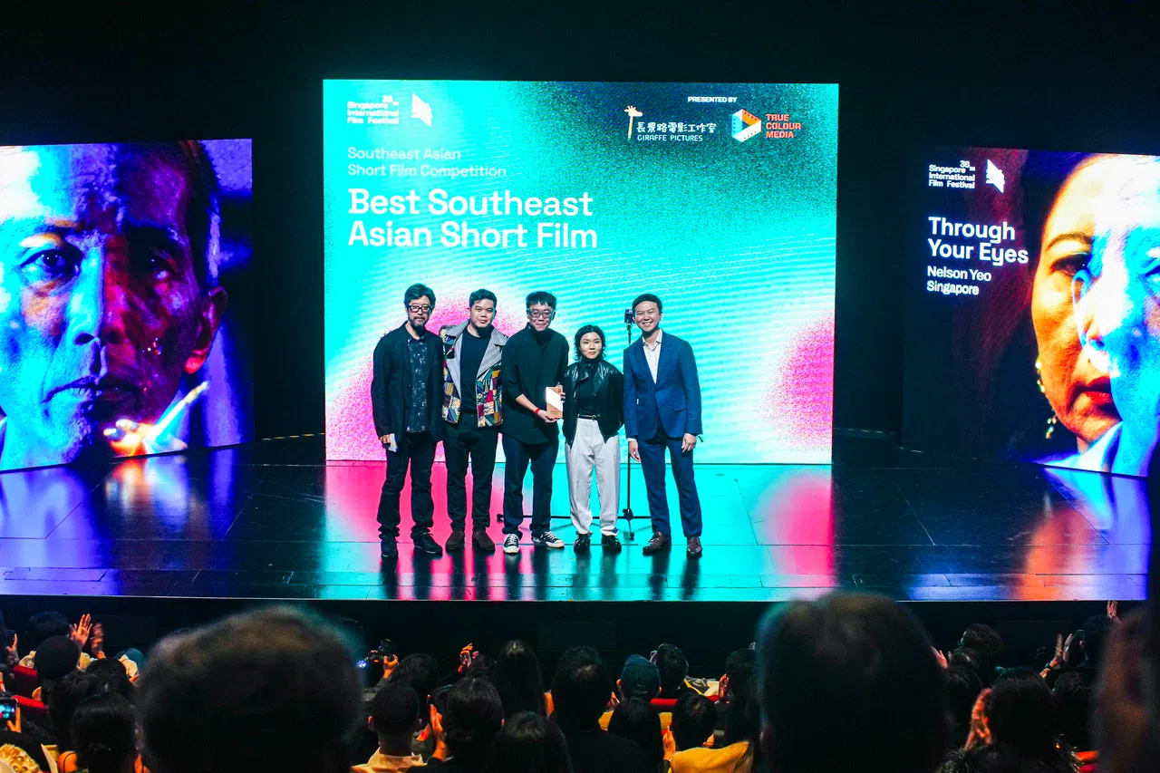 新加坡导演杨国瑞（中）新片《夏威夷见》获得特别提及奖。（新加坡国际电影节提供/Ryan Spectrum摄）