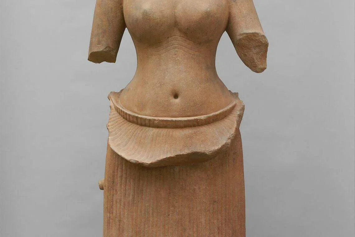 大都会艺术博物馆将把在著名古迹吴哥窟附近被盗的十多件高棉艺术品归还给柬埔寨，包括这座十世纪的砂岩女神像。（法新社）