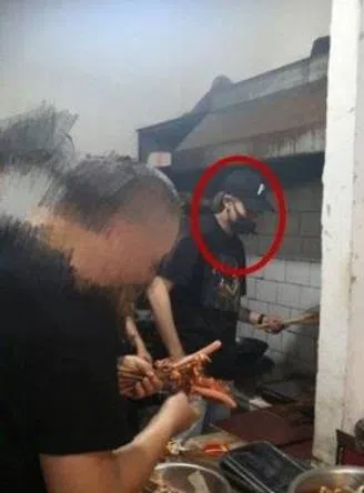 王鹤棣（红圈者）回老家时，仍会到店里帮忙亲自动手炸串给顾客吃。（互联网）