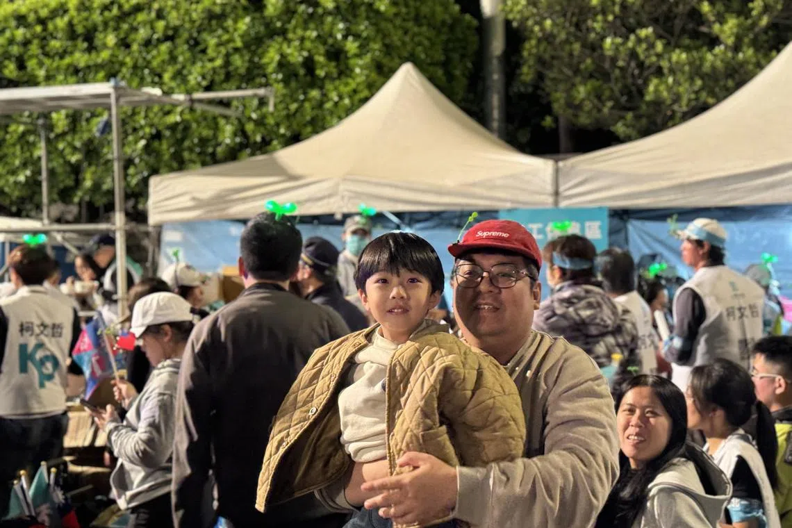 台湾民众党星期五（1月12日）晚间举办选前之夜造势活动，现场支持者目测以50岁以下群体为多，且有不少年轻夫妻带着孩子一同参加。（缪宗翰摄）