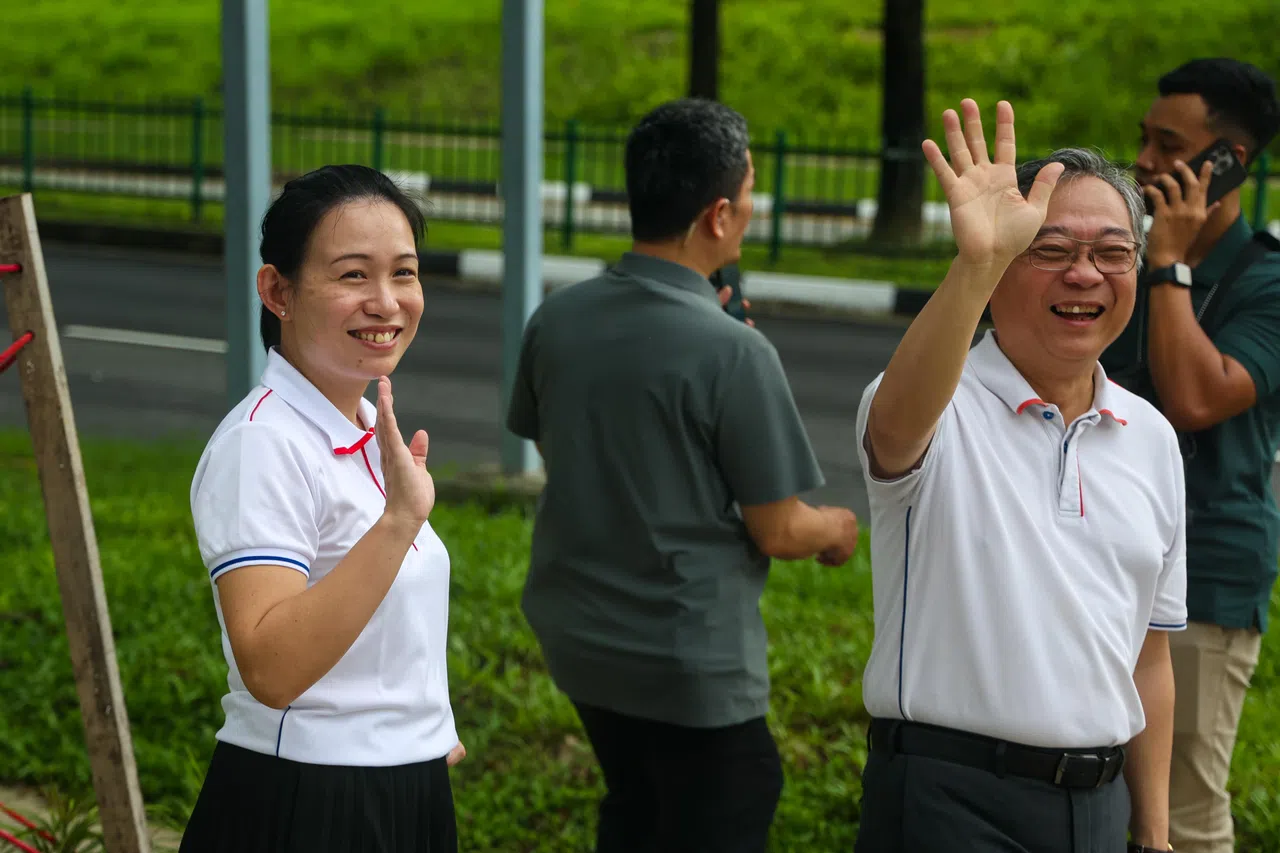 副总理兼贸工部长颜金勇（前排右）和行动党青年团组织秘书蔡玮珊（前排左）星期六早上到登加民众俱乐部与公众互动。蔡玮珊被视为是人民行动党新面孔，目前代理行动党西海岸支部主席。（林明顺摄）