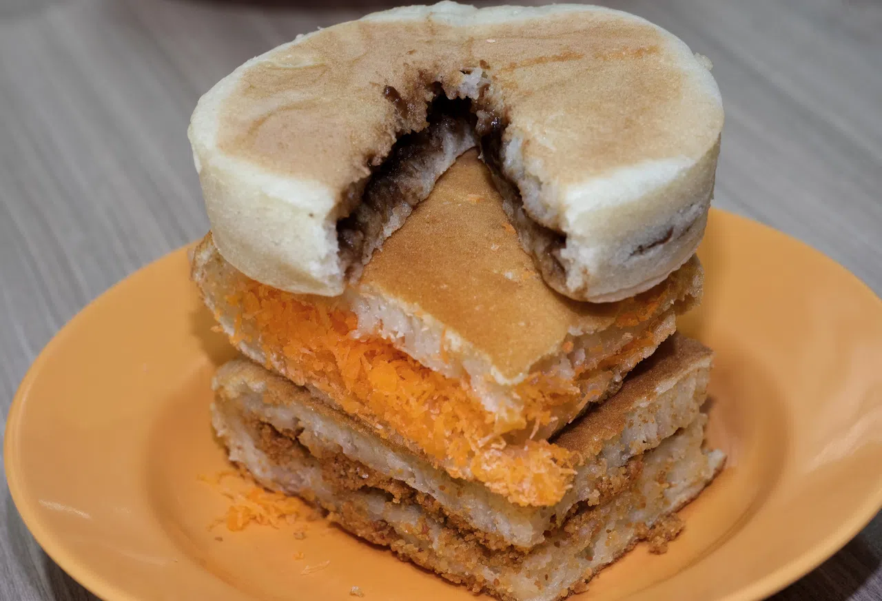 为迎合食客多变口味，传统面煎粿新增椰子和芝士口味。（曾坤顺摄）