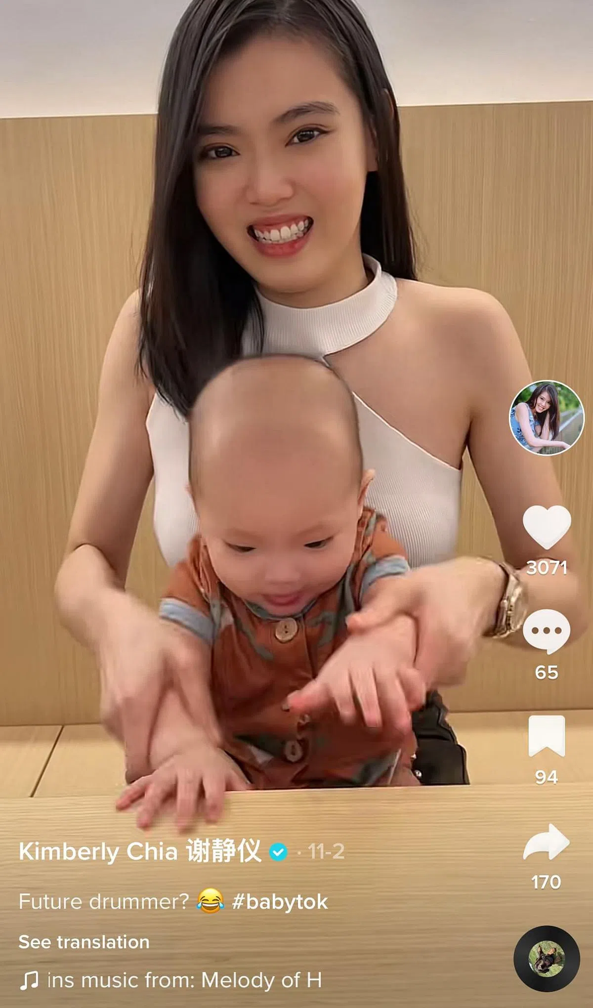 谢静仪时不时抱着可爱的儿子入镜。（互联网）