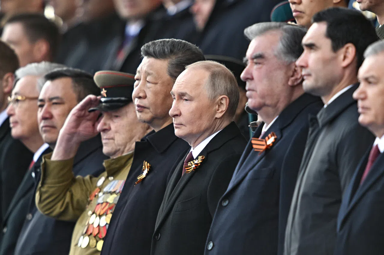 中国国家主席习近平与俄罗斯总统普京星期五（5月9日）出席俄罗斯纪念苏联卫国战争胜利庆典。（路透社）