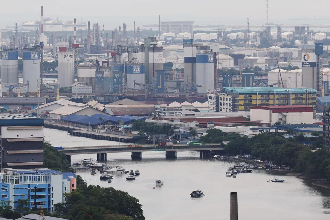 新加坡裕廊岛的炼油设施。（海峡时报）