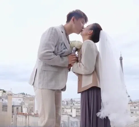 刘雨辰（左）与黄雅琼（右）在巴黎铁塔前，甜蜜亲吻。（互联网）