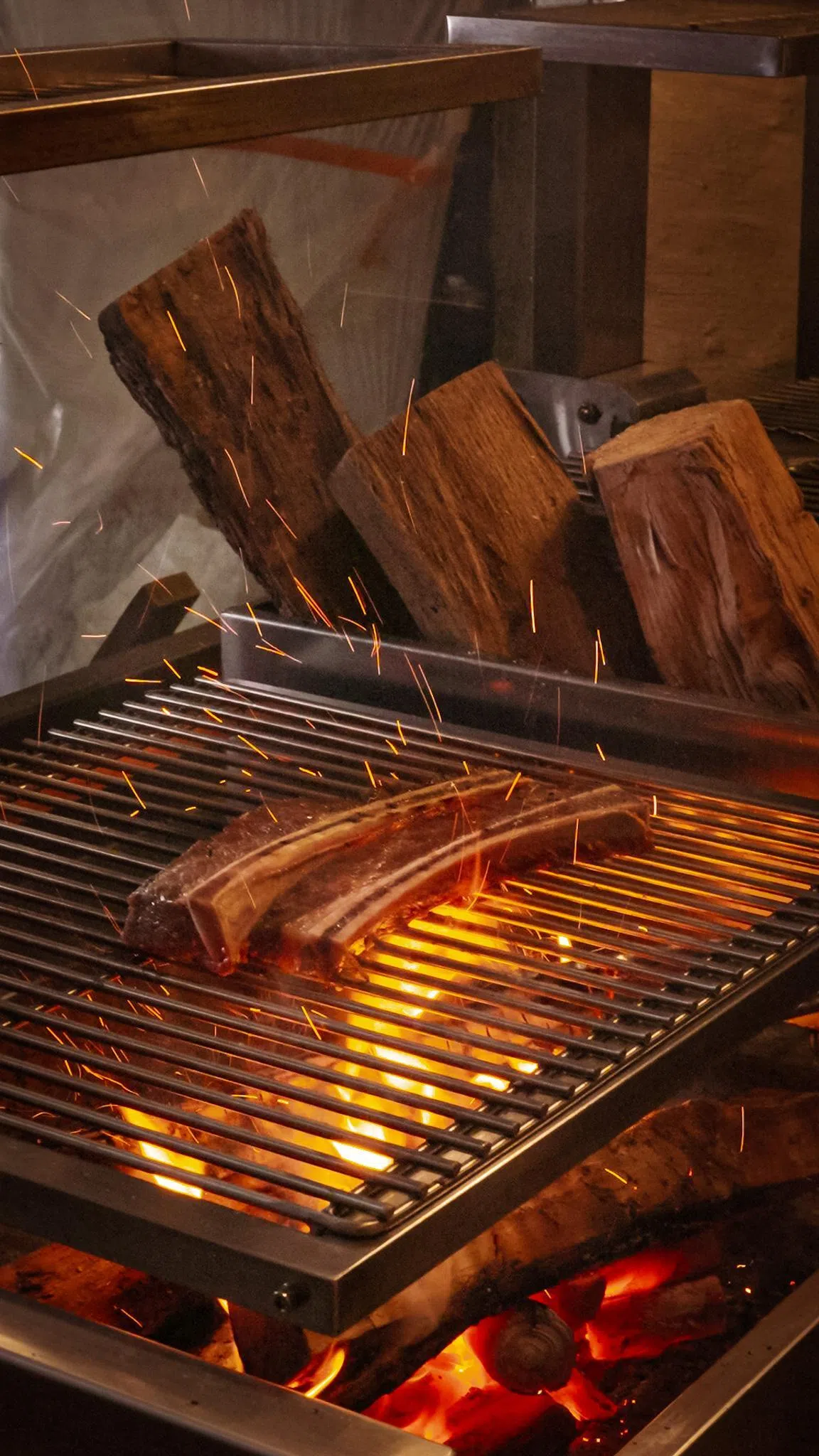 用橡木明火炭烤的烤猪肋排，有辣味与甜咸两种风味。（餐馆提供）