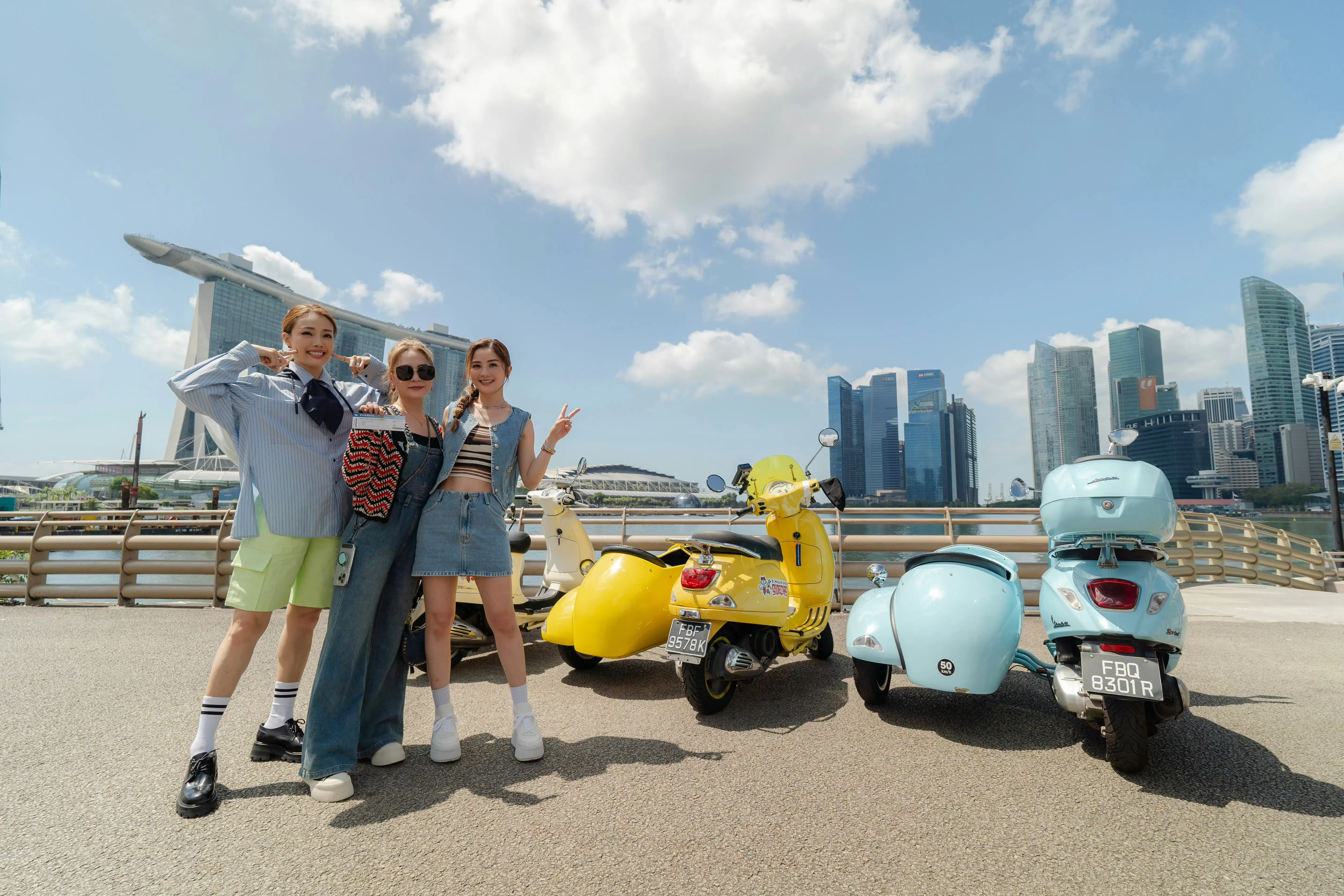 容祖儿（左起）、阿娇和阿Sa录制《因为是朋友呀》第二季，体验不一样的新加坡。（取自节目官方微博）