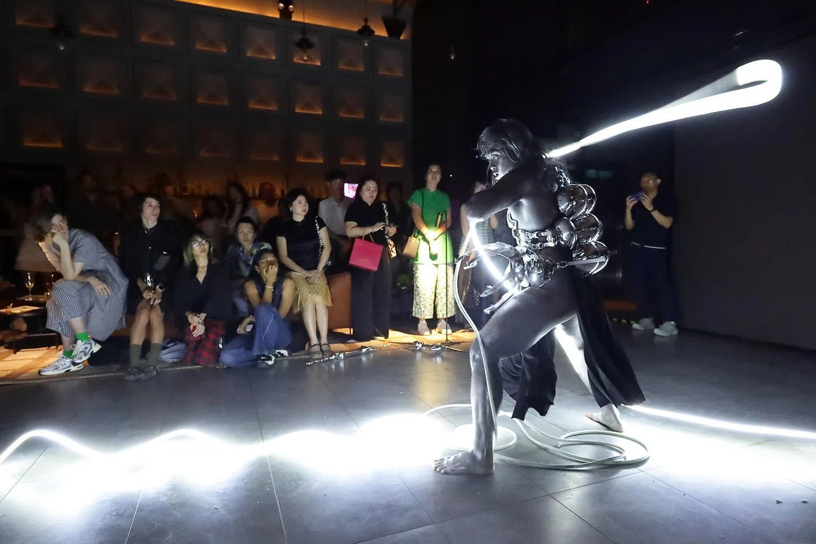 菲律宾宋祖承在“环海旅社：新加坡海峡”开幕式上表演行为艺术。（艺理会提供）