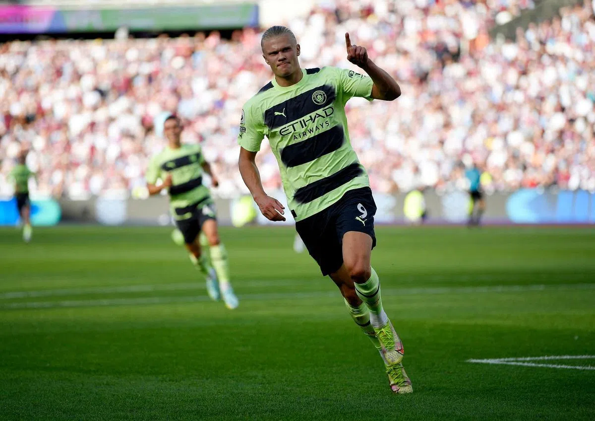 哈兰德上周末取得完美的英超首秀，为曼市包办了两个进球。（路透社）