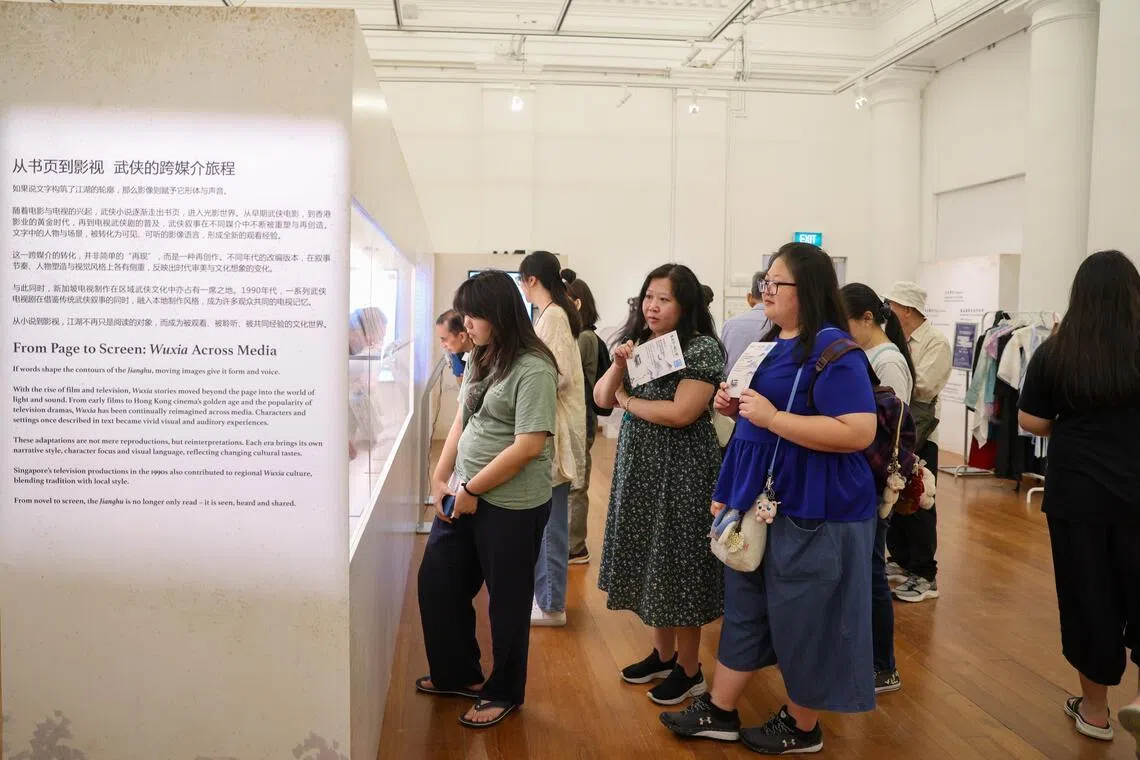 “纸上江湖——武侠小说的百年想象”特展开幕首日，吸引了老中青三代不同年龄层的公众前来参观。（白艳琳摄）
